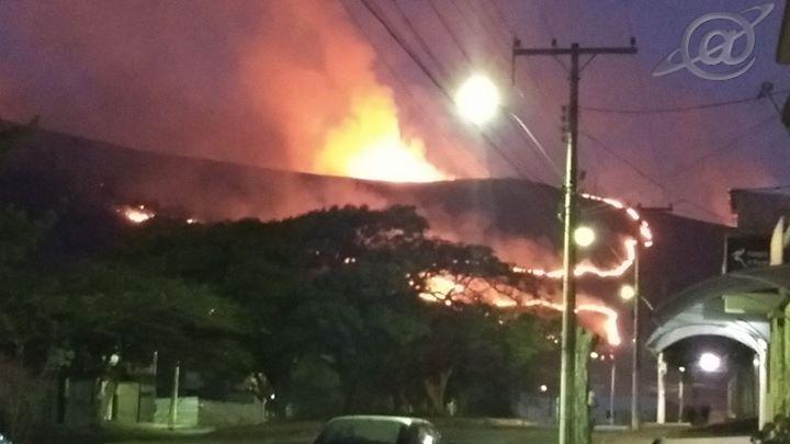Foto: Rede Social/ As chamas tomou boa parte da Serra