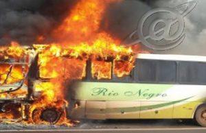 Ônibus pega fogo