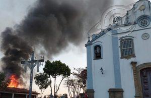 Incêndio em igreja histórica