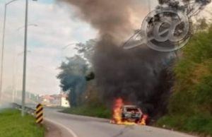 Bombeiros combatem incêndio em veículo