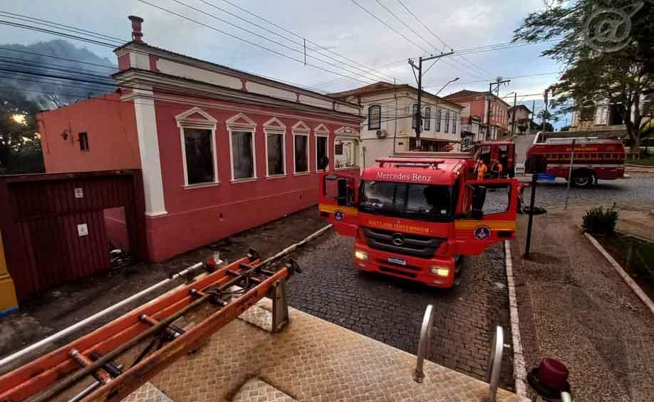 Bombeiros apagam incêndio em esteira de metalúrgica, em Conselheiro Lafaiete, Minas Gerais